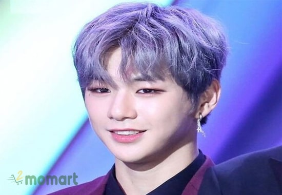 Chàng trai Hàn Quốc ấn tượng với mái tóc tím khói