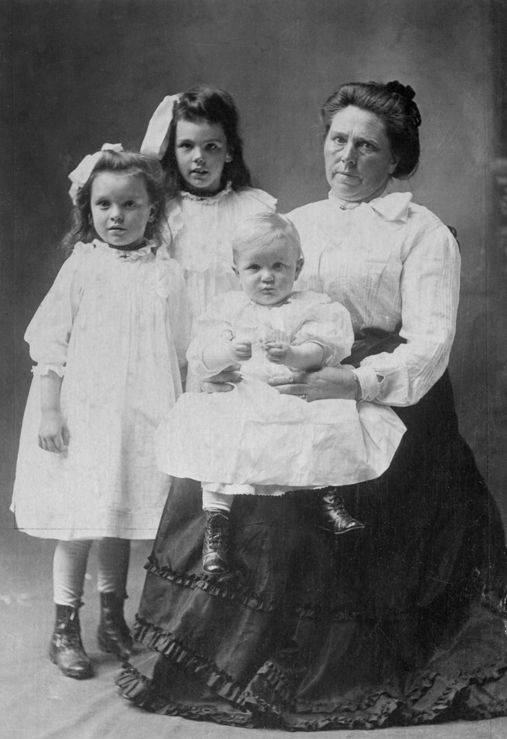 Murder Suspect Belle Gunness with Her Children