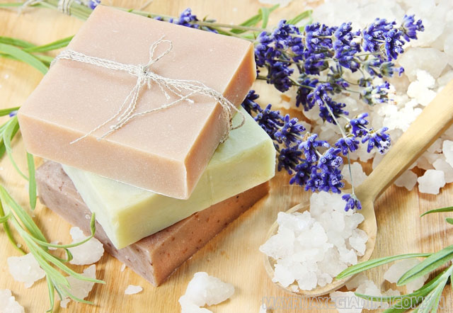 Natri có khả năng truyền nhiệt và dẫn điện tốt, nhưng được sử dụng chủ yếu để làm xà phòng thơm, đèn hơi,...