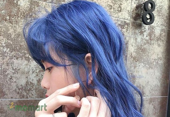 Tự tin trên phố với mái tóc xanh dương